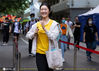 2020年7月9日，在南京市第九中学考点，考生们走出考场。当日下午，2020年江苏高考进行了化学、生物、政治、地理最后4门选测科目的考试，16时40分，全省高考结束。