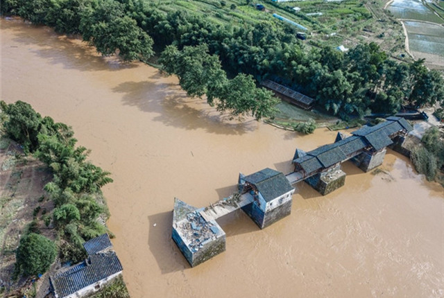 江西婺源宋代廊桥遭特大洪水冲击部分桥面受损