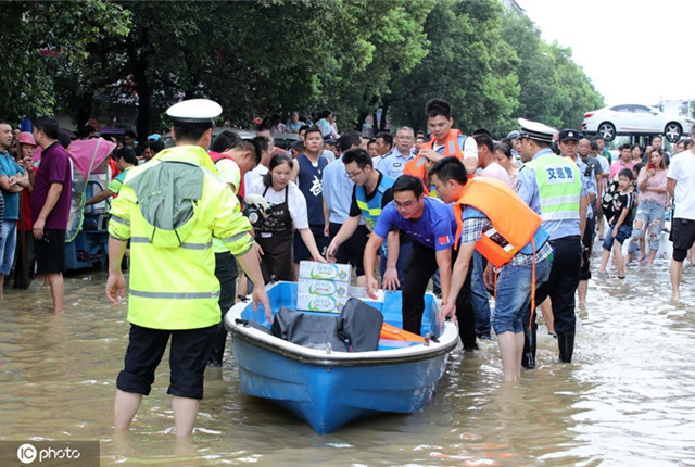 江西峡江洪水围困成泽国 市民划船坐挖掘机自救