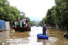 2020年7月10日，在江西省吉安市峡江县水边镇，救援人员在转移受困群众。
