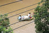 2020年7月10日，在江西省吉安市峡江县水边镇，一艘救援小艇行驶在水中。