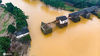 2020年7月10日，在江西省婺源县清华镇拍摄到的遭满洪水重创的彩虹桥。