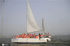 2012年7月11日，以“拥抱海洋，蓝色腾飞”为主题的山东地区2012年“中国航海日”系列活动在山东省日照市启动。市民帆船体验活动现场。