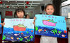 2020年7月11日，在安徽省合肥市清源社居委，小朋友展示自己海洋主题绘画。