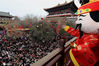 2019年2月9日，农历正月初五，中国民间有“迎财神”的习俗，河南开封清明上河园，数名“财神”组团给大家发红包，送祝福。王中举/IC photo
