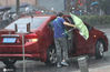2020年7月11日上午10时30分左右，南京街头大暴雨倾盆而下，出行的市民顶雨小心前行，车辆开灯缓行。雨田/IC photo 编辑/陈进
