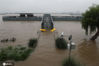 2020年7月11日，眼下正值主汛期，长江上游来水持续迅猛，江苏南京早上7点持续到现在的大雨不止。南京市防指水情监测数据显示，当天11时，长江下关站水位9.72米，超警戒水位1.02米。