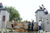 2020年7月12日，江苏南京，长江下关段，部分地区水位高涨，工作人员加固堤坝防范险情。