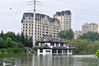 2020年7月13日，江苏南京，长江南京站水位持续上涨一度达到今年以来最高潮位10.10米，列历史第三，仅次于1954年和1998年。据气象部门预报，该市还将于14日迎来大到暴雨袭击，防汛形势极为严峻。
