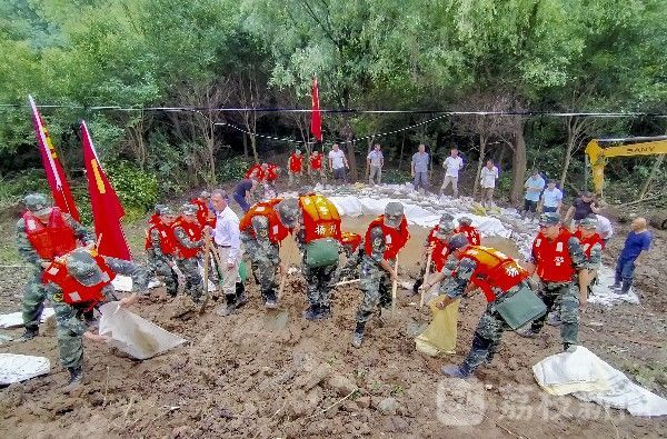 投入|武警江苏总队官兵紧急投入长江支流抗洪抢险|荔枝军事
