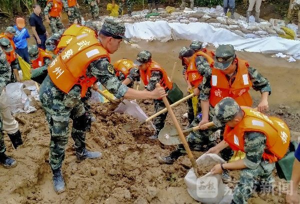 投入|武警江苏总队官兵紧急投入长江支流抗洪抢险|荔枝军事