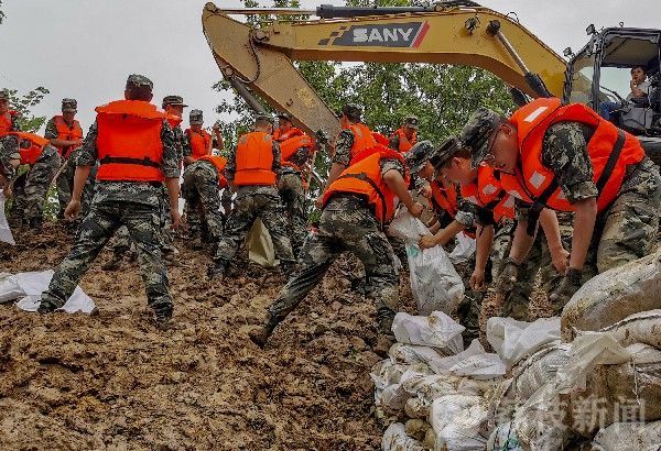 投入|武警江苏总队官兵紧急投入长江支流抗洪抢险|荔枝军事