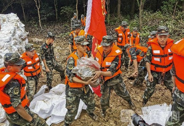 投入|武警江苏总队官兵紧急投入长江支流抗洪抢险|荔枝军事