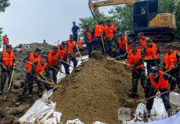 投入|武警江苏总队官兵紧急投入长江支流抗洪抢险|荔枝军事