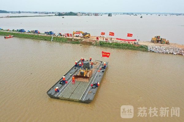 决口|江西鄱阳昌洲乡中洲圩决口封堵加速推进|荔枝军事