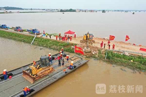 决口|江西鄱阳昌洲乡中洲圩决口封堵加速推进|荔枝军事