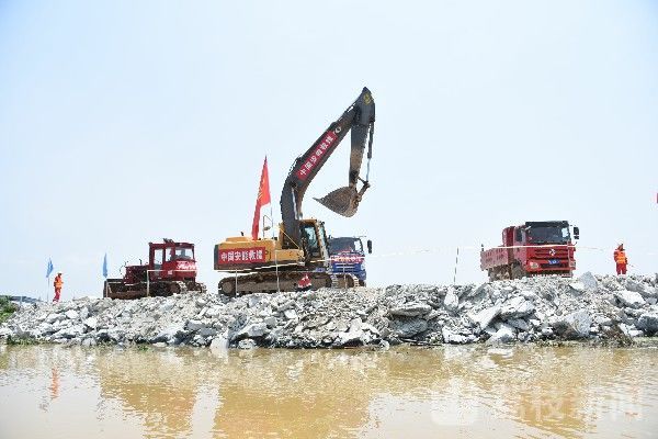 决口|江西鄱阳昌洲乡中洲圩决口封堵加速推进|荔枝军事