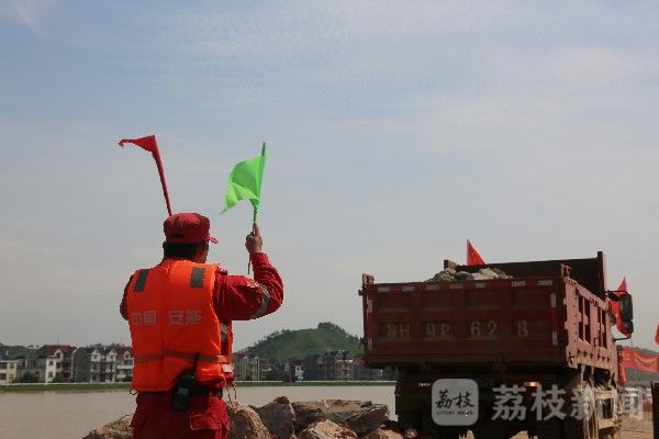 决口|江西鄱阳昌洲乡中洲圩决口封堵加速推进|荔枝军事