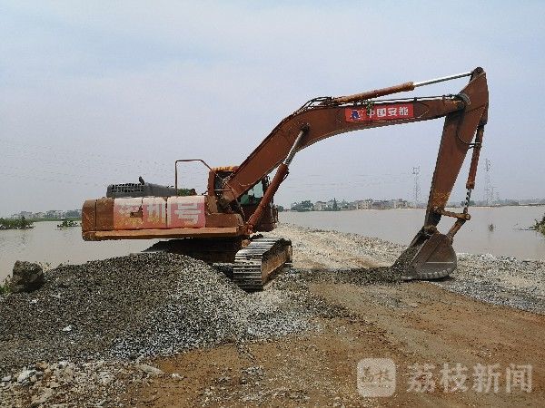 决口|江西鄱阳：救援力量继续深入 封堵又一处决口