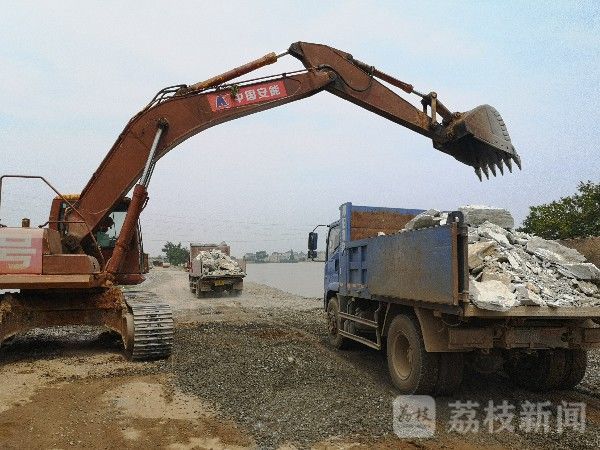 决口|江西鄱阳：救援力量继续深入 封堵又一处决口