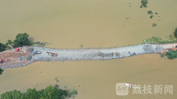决口|江西鄱阳：救援力量继续深入 封堵又一处决口