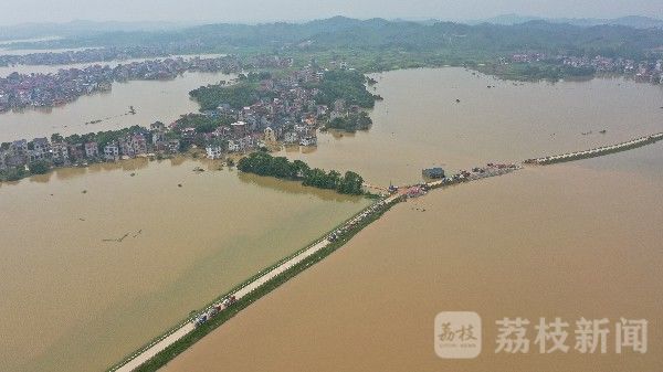 决口|江西鄱阳：救援力量继续深入 封堵又一处决口