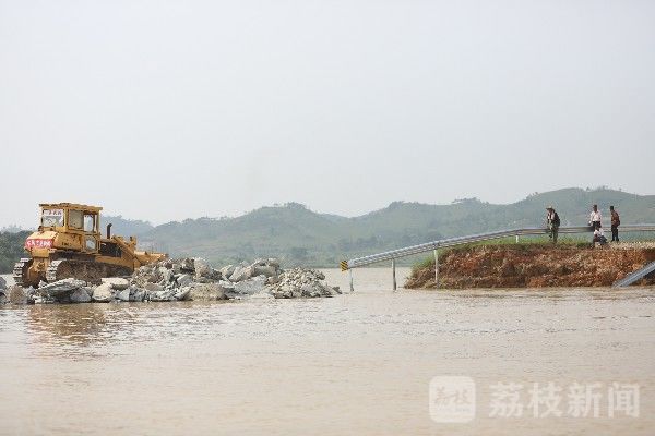 决口|江西鄱阳：救援力量继续深入 封堵又一处决口