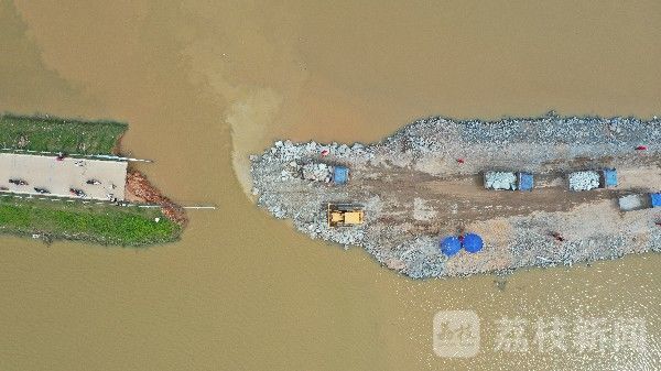决口|江西鄱阳：救援力量继续深入 封堵又一处决口
