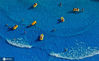 7月13日，在库尔勒孔雀海滩，市民在水中嬉戏。杨坤/IC photo
