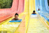 7月16日，市民正在河北省邯郸市永年区祥龙欢乐水世界戏水纳凉。胡高雷/IC photo

