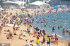 2020年7月16日，“入伏”首日，青岛第一海水浴场迎来众多游客，开启伏天“下饺子”模式。来源：IC photo 王海滨/IC photo
