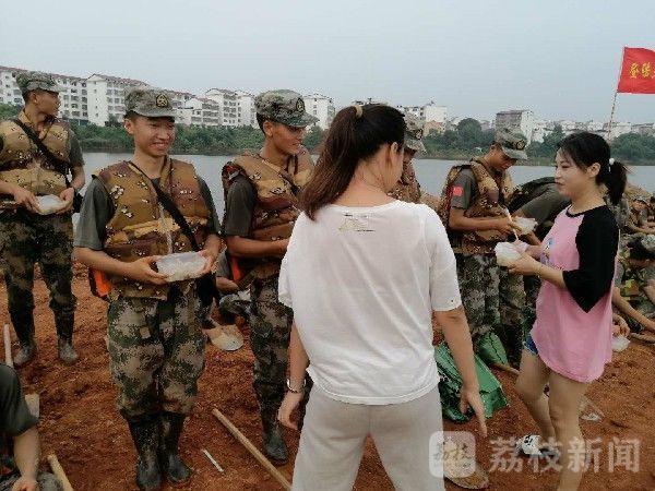 抗洪|抗洪一线：当女教师遇上抗洪兵哥哥|荔枝军事