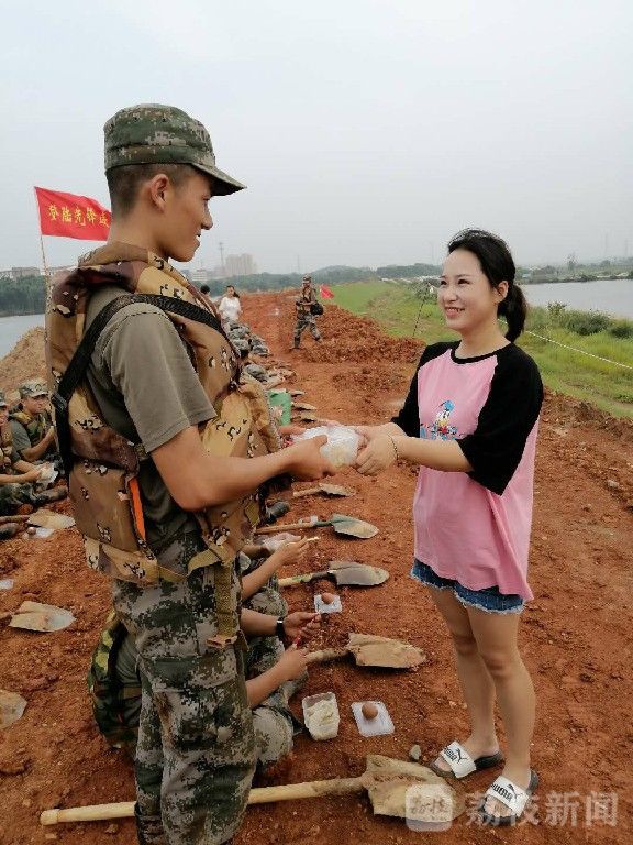 抗洪|抗洪一线：当女教师遇上抗洪兵哥哥|荔枝军事