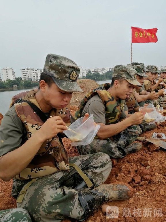 抗洪|抗洪一线：当女教师遇上抗洪兵哥哥|荔枝军事