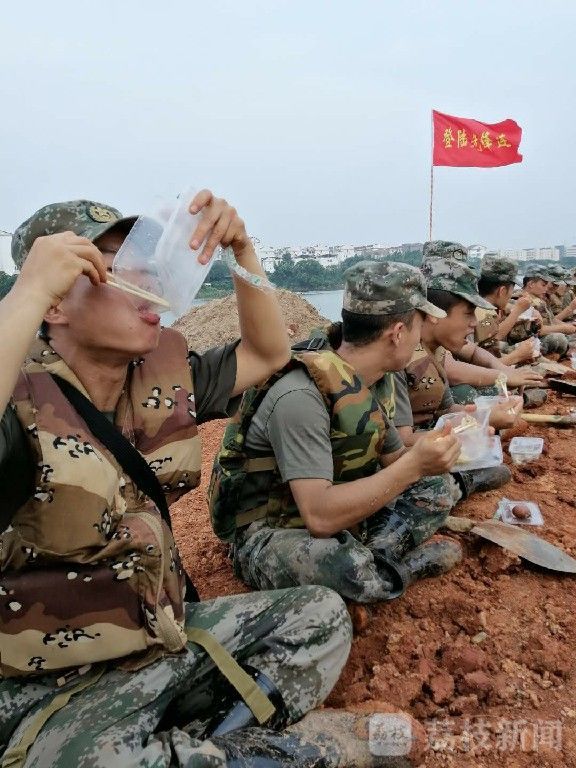 抗洪|抗洪一线：当女教师遇上抗洪兵哥哥|荔枝军事