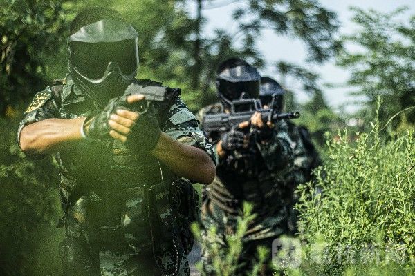 山林|武警湖南总队永州片区特战分队 开展山林地捕歼综合演练|荔枝军事
