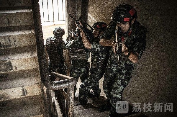 山林|武警湖南总队永州片区特战分队 开展山林地捕歼综合演练|荔枝军事