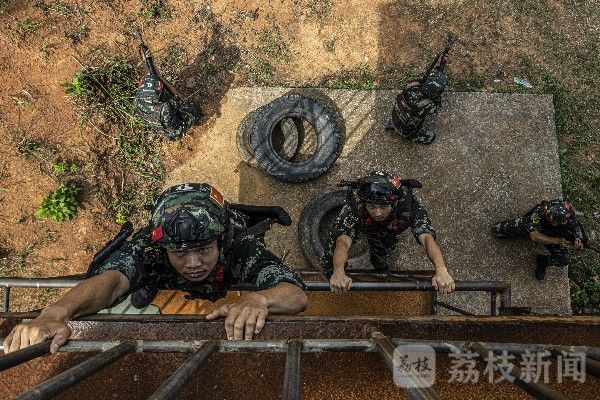 山林|武警湖南总队永州片区特战分队 开展山林地捕歼综合演练|荔枝军事