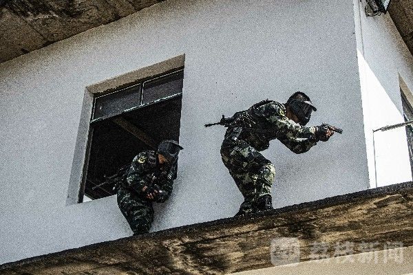 山林|武警湖南总队永州片区特战分队 开展山林地捕歼综合演练|荔枝军事