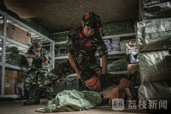 山林|武警湖南总队永州片区特战分队 开展山林地捕歼综合演练|荔枝军事