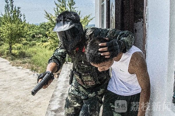 山林|武警湖南总队永州片区特战分队 开展山林地捕歼综合演练|荔枝军事