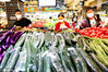 2020年7月17日，市民正在连云港市连云区一家大型超市有序选购新鲜蔬菜。