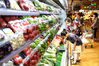 2020年7月17日，市民正在连云港市连云区一家大型超市有序选购新鲜蔬菜。