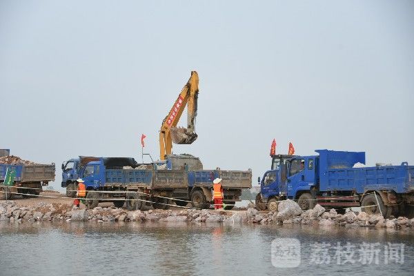 封堵|直击江西鄱阳县圩堤漫决封堵现场：抢险人员24小时不间断作业封堵进占140米|荔枝军事
