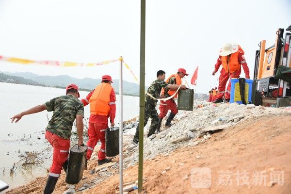 封堵|直击江西鄱阳县圩堤漫决封堵现场：抢险人员24小时不间断作业封堵进占140米|荔枝军事