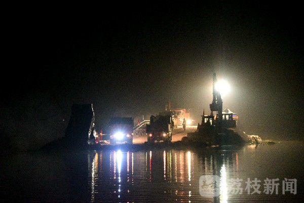 封堵|直击江西鄱阳县圩堤漫决封堵现场：抢险人员24小时不间断作业封堵进占140米|荔枝军事