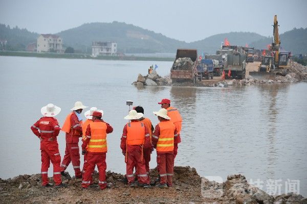 封堵|直击江西鄱阳县圩堤漫决封堵现场：抢险人员24小时不间断作业封堵进占140米|荔枝军事