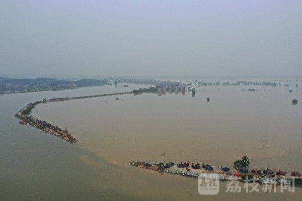封堵|直击江西鄱阳县圩堤漫决封堵现场：抢险人员24小时不间断作业封堵进占140米|荔枝军事