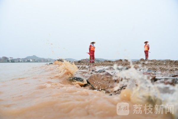 封堵|直击江西鄱阳县圩堤漫决封堵现场：抢险人员24小时不间断作业封堵进占140米|荔枝军事