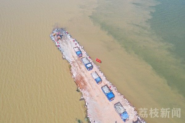 封堵|直击江西鄱阳县圩堤漫决封堵现场：抢险人员24小时不间断作业封堵进占140米|荔枝军事